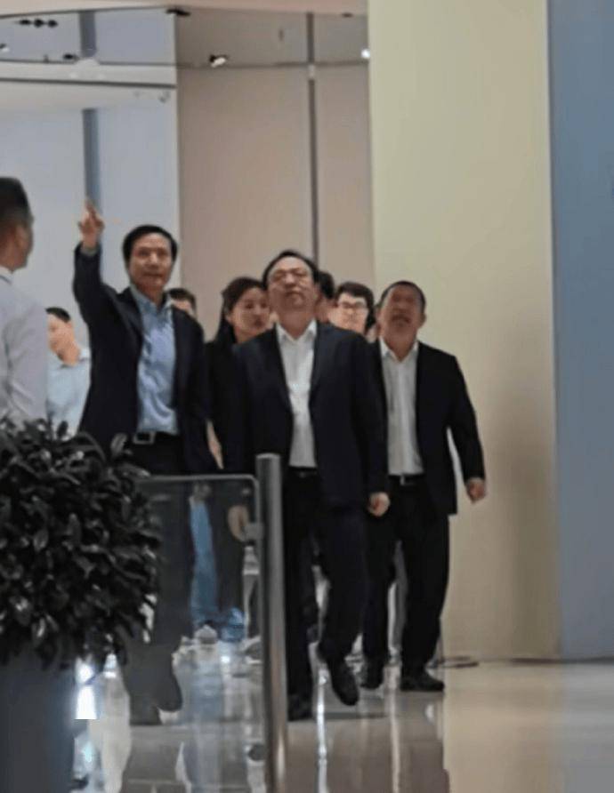 王传福现身小米汽车工厂
