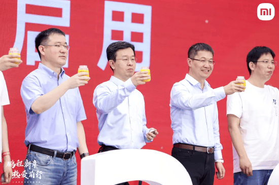 小米深圳总部大厦启用，小米集团总裁卢伟冰等高管与员工一起喝小米粥！对小米创业初期十人同饮小米粥的致敬