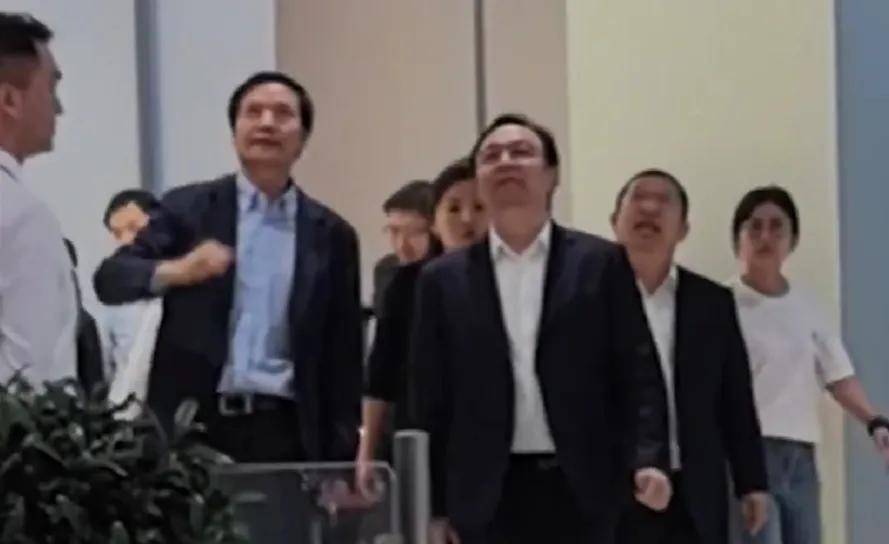 王传福现身小米，和雷军聊啥？